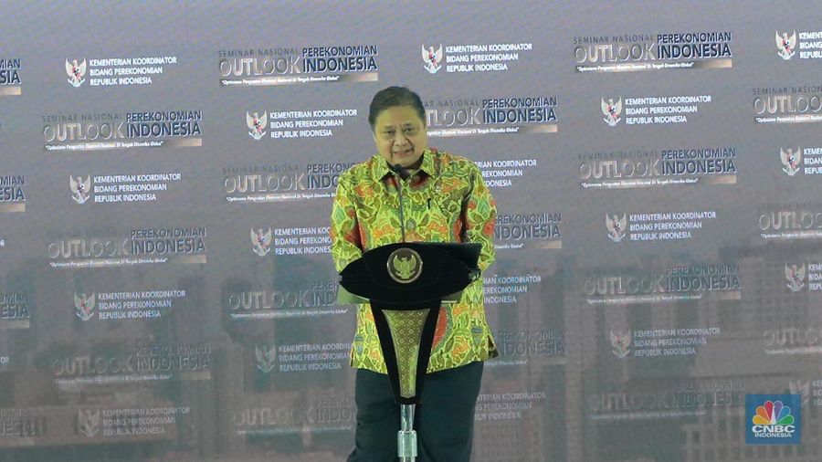 Menko Perekonomian Airlangga Hartarto memberi laporan sekaligus speech Opening dalam Seminar Nasional Outlook Perekonomian Indonesia 2024 dengan tema 