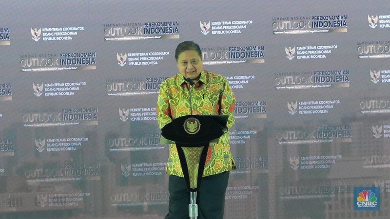 Diskusi pertama dalam Seminar Nasional Outlook Perekonomian Indonesia 2024 dengan tema 