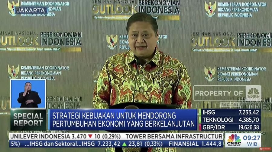 Menko Perekonomian Airlangga Hartarto memberi laporan sekaligus speech Opening dalam Seminar Nasional Outlook Perekonomian Indonesia 2024 dengan tema 