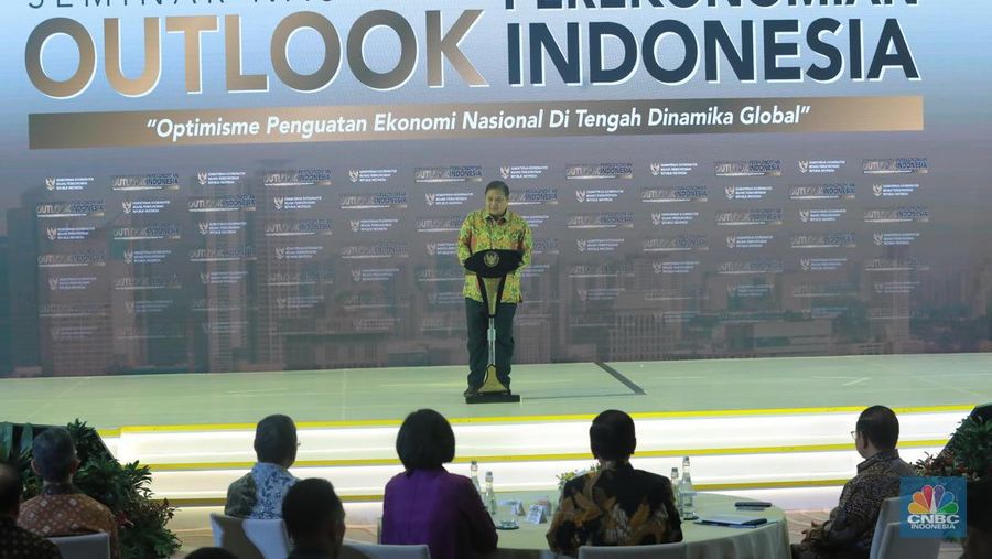 Menko Perekonomian Airlangga Hartarto memberi laporan sekaligus speech Opening dalam Seminar Nasional Outlook Perekonomian Indonesia 2024 dengan tema 