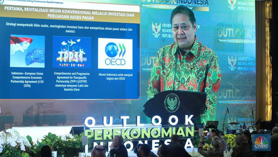 Menko Perekonomian Airlangga Hartarto memberi laporan sekaligus speech Opening dalam Seminar Nasional Outlook Perekonomian Indonesia 2024 dengan tema 