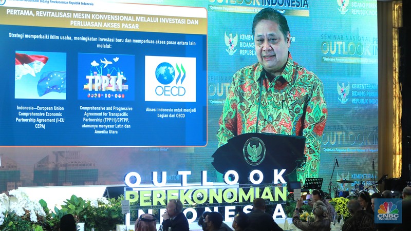 Diskusi pertama dalam Seminar Nasional Outlook Perekonomian Indonesia 2024 dengan tema Diskusi pertama dalam Seminar Nasional Outlook Perekonomian Indonesia 2024 dengan tema