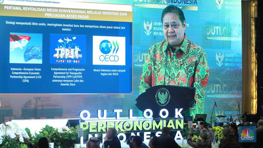 Diskusi pertama dalam Seminar Nasional Outlook Perekonomian Indonesia 2024 dengan tema 