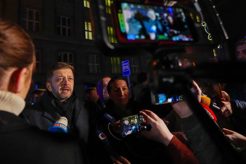 Petugas medis menunggu di dekat gedung Fakultas Filsafat Universitas Charles di pusat kota Praha, Republik Ceko, Kamis, 21 Desember 2023. Petugas medis menunggu di dekat gedung Fakultas Filsafat Universitas Charles di pusat kota Praha, Republik Ceko, Kamis, 21 Desember 2023. Penembakan massal di pusat kota Praha menewaskan beberapa orang dan melukai lainnya, dan orang yang melepaskan tembakan juga tewas, Ceko kata polisi dan layanan penyelamatan kota pada hari Kamis. (AP Photo/Petr David Josek)