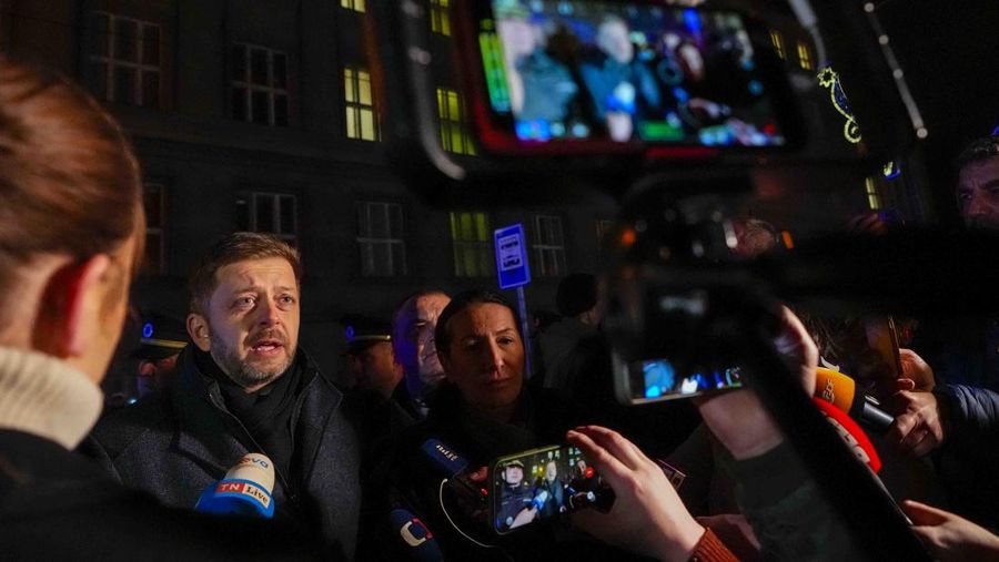 Petugas medis menunggu di dekat gedung Fakultas Filsafat Universitas Charles di pusat kota Praha, Republik Ceko, Kamis, 21 Desember 2023. Penembakan massal di pusat kota Praha menewaskan beberapa orang dan melukai lainnya, dan orang yang melepaskan tembakan juga tewas, Ceko kata polisi dan layanan penyelamatan kota pada hari Kamis. (AP Photo/Petr David Josek)