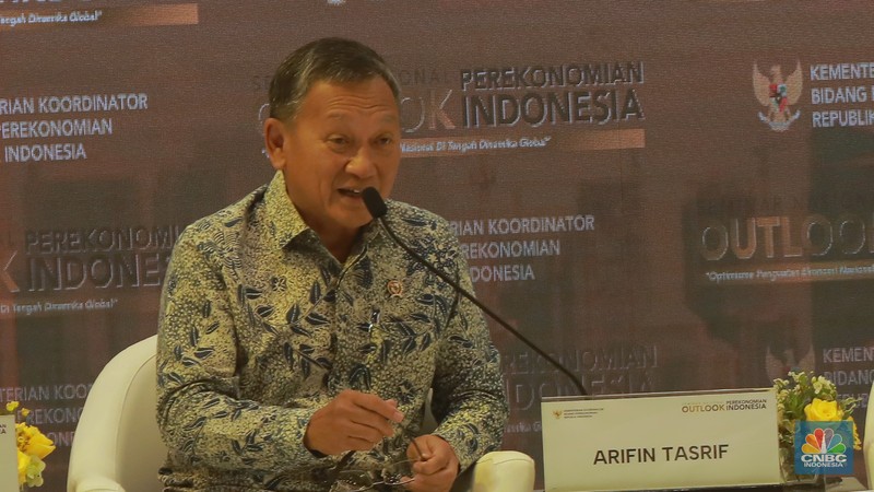 Diskusi pertama dalam Seminar Nasional Outlook Perekonomian Indonesia 2024 dengan tema Diskusi pertama dalam Seminar Nasional Outlook Perekonomian Indonesia 2024 dengan tema