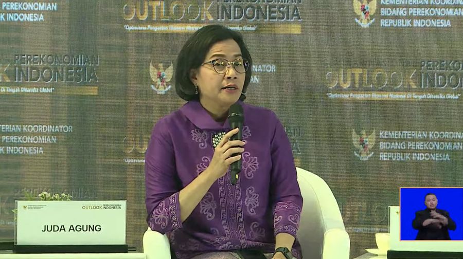 Menteri Keuangan Sri Mulyani Indrawati dalam Seminar Nasional Outlook Perekonomian Indonesia 2024 dengan tema 