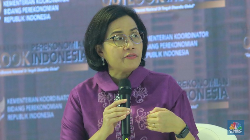 Diskusi pertama dalam Seminar Nasional Outlook Perekonomian Indonesia 2024 dengan tema Diskusi pertama dalam Seminar Nasional Outlook Perekonomian Indonesia 2024 dengan tema