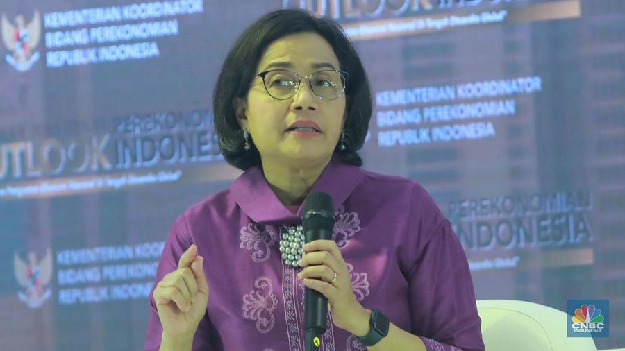 Menteri Keuangan Sri Mulyani Indrawati dalam Seminar Nasional Outlook Perekonomian Indonesia 2024 dengan tema 
