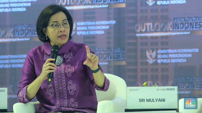 Diskusi pertama dalam Seminar Nasional Outlook Perekonomian Indonesia 2024 dengan tema Diskusi pertama dalam Seminar Nasional Outlook Perekonomian Indonesia 2024 dengan tema
