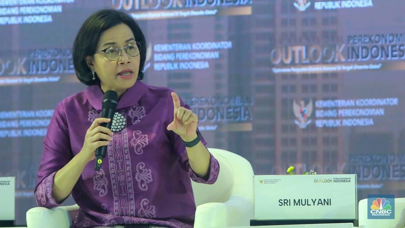 Diskusi pertama dalam Seminar Nasional Outlook Perekonomian Indonesia 2024 dengan tema 