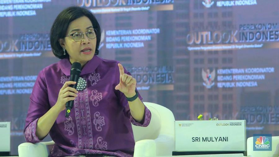 Menteri Keuangan Sri Mulyani Indrawati dalam Seminar Nasional Outlook Perekonomian Indonesia 2024 dengan tema