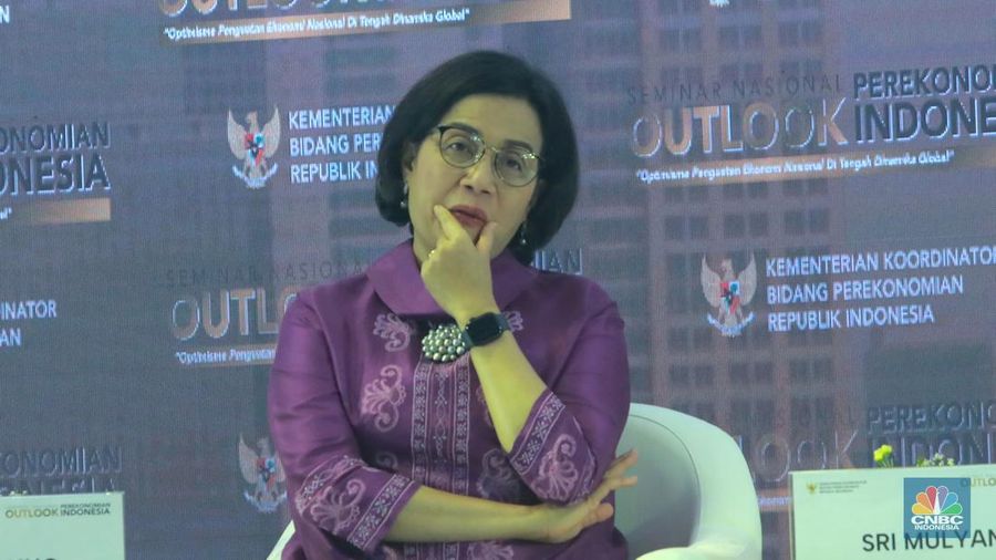 Menteri Keuangan Sri Mulyani Indrawati dalam Seminar Nasional Outlook Perekonomian Indonesia 2024 dengan tema 
