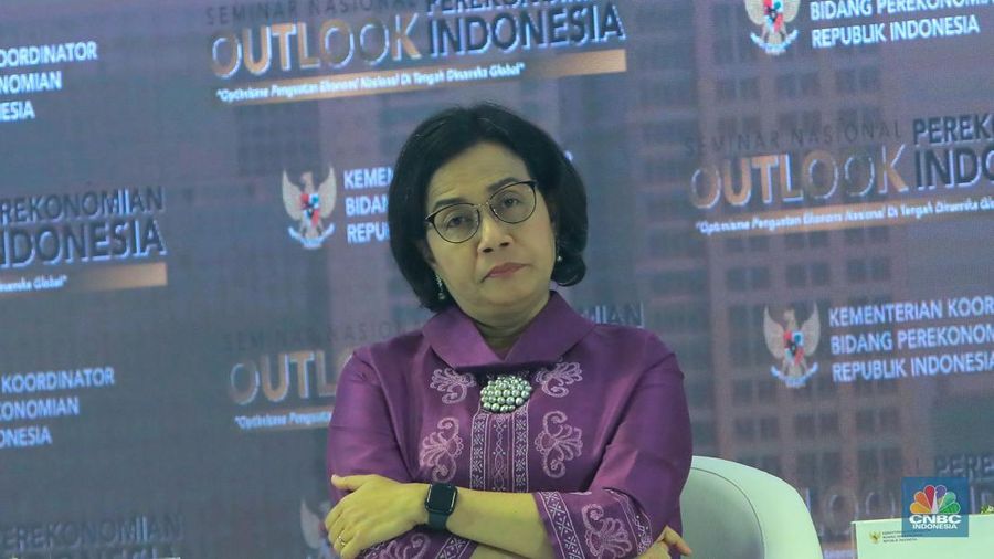 Menteri Keuangan Sri Mulyani Indrawati dalam Seminar Nasional Outlook Perekonomian Indonesia 2024 dengan tema 