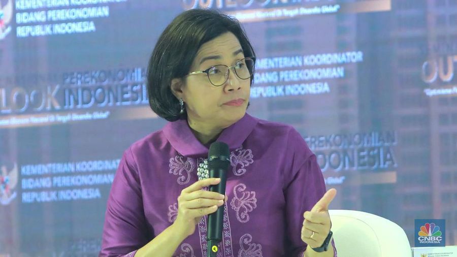 Menteri Keuangan Sri Mulyani Indrawati dalam Seminar Nasional Outlook Perekonomian Indonesia 2024 dengan tema 
