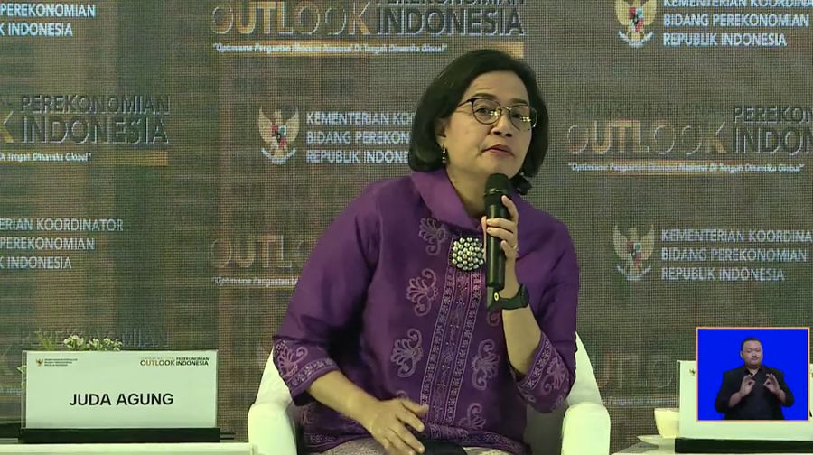 Menteri Keuangan Sri Mulyani Indrawati dalam Seminar Nasional Outlook Perekonomian Indonesia 2024 dengan tema