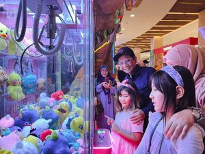 Mahfud Md Main ke Mal Bersama Istri dan Cucu Jelang Debat Cawapres