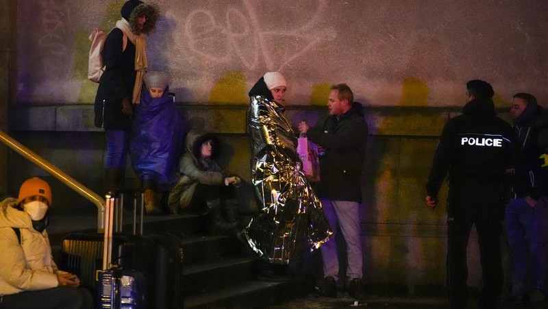 Petugas medis menunggu di dekat gedung Fakultas Filsafat Universitas Charles di pusat kota Praha, Republik Ceko, Kamis, 21 Desember 2023. Penembakan massal di pusat kota Praha menewaskan beberapa orang dan melukai lainnya, dan orang yang melepaskan tembakan juga tewas, Ceko kata polisi dan layanan penyelamatan kota pada hari Kamis. (AP Photo/Petr David Josek)