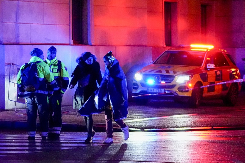 Petugas medis menunggu di dekat gedung Fakultas Filsafat Universitas Charles di pusat kota Praha, Republik Ceko, Kamis, 21 Desember 2023. Petugas medis menunggu di dekat gedung Fakultas Filsafat Universitas Charles di pusat kota Praha, Republik Ceko, Kamis, 21 Desember 2023. Penembakan massal di pusat kota Praha menewaskan beberapa orang dan melukai lainnya, dan orang yang melepaskan tembakan juga tewas, Ceko kata polisi dan layanan penyelamatan kota pada hari Kamis. (AP Photo/Petr David Josek)