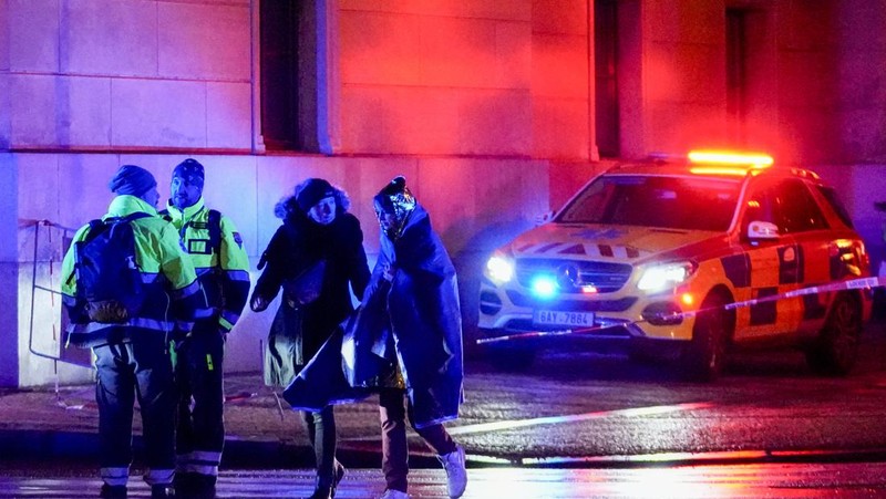 Petugas medis menunggu di dekat gedung Fakultas Filsafat Universitas Charles di pusat kota Praha, Republik Ceko, Kamis, 21 Desember 2023. Penembakan massal di pusat kota Praha menewaskan beberapa orang dan melukai lainnya, dan orang yang melepaskan tembakan juga tewas, Ceko kata polisi dan layanan penyelamatan kota pada hari Kamis. (AP Photo/Petr David Josek)