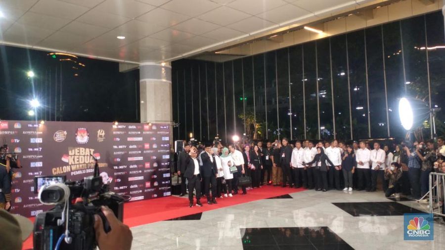 Pasangan nomor urut 1, Anies Baswedan-Muhaimin Iskandar. Tiba pakai Van hitam, pukul 18.46. keduanya memaiki jas hitam, kemeja putih. (CNBC Indonesia/Rosseno Aji Nugroho)