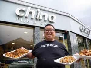 Gembira Sambut Natal, Pemilik Restoran Ini Berbagi Makanan Gratis