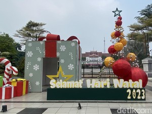 Pernak-pernik Natal Cantik Bertebaran Hiasi Sudut Kota Surabaya