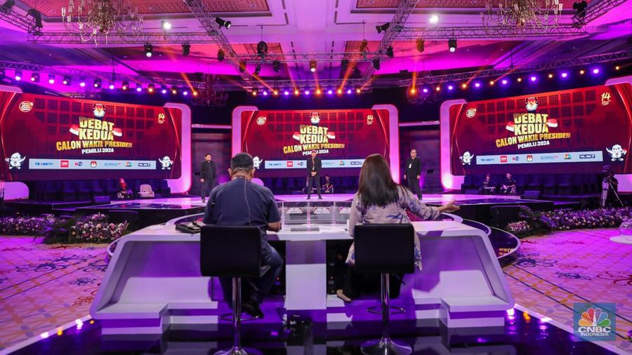 Suanana arena debat Cawapres di Jakarta Convention Center (JCC), Senayan, Jakarta, Jumat (22/12/2023). Menjelang debat Cawapres yang berlangsung pada pukul 19.00 WIB suasana lokasi arena debat Cawapres di sibukkan dengan berbagai persiapan, salah satunya gladi resik. (CNBC Indonesia/Faisal Rahman)