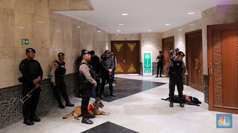Petugas keamanan melakukan penyisiran di Jakarta Convention Center (JCC), Senayan, Jakarta, Jumat (22/12/2023). Menjelang debat Cawapres yang berlangsung pada pukul 19.00 WIB, petugas kepolisian melakukan penyisiran untuk memastikan keamanan. (CNBC Indonesia/Faisal Rahman)