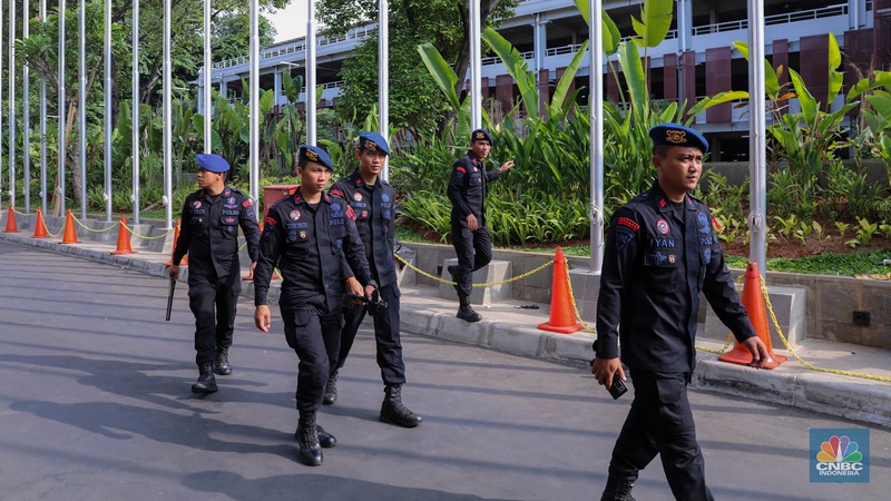 Petugas keamanan melakukan penyisiran di Jakarta Convention Center (JCC), Senayan, Jakarta, Jumat (22/12/2023). Menjelang debat Cawapres yang berlangsung pada pukul 19.00 WIB, petugas kepolisian melakukan penyisiran untuk memastikan keamanan. (CNBC Indonesia/Faisal Rahman)