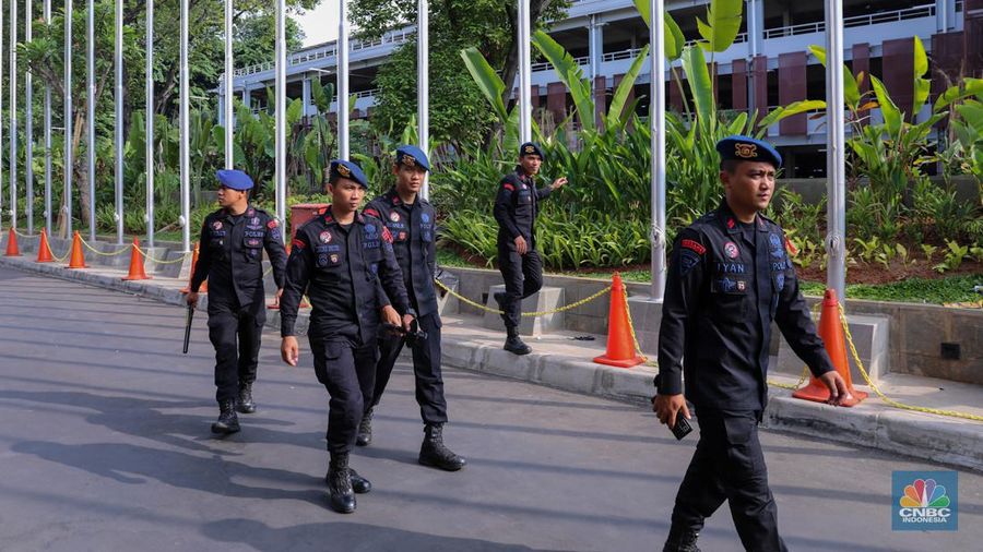 Petugas keamanan melakukan penyisiran di Jakarta Convention Center (JCC), Senayan, Jakarta, Jumat (22/12/2023). Menjelang debat Cawapres yang berlangsung pada pukul 19.00 WIB, petugas kepolisian melakukan penyisiran untuk memastikan keamanan. (CNBC Indonesia/Faisal Rahman)