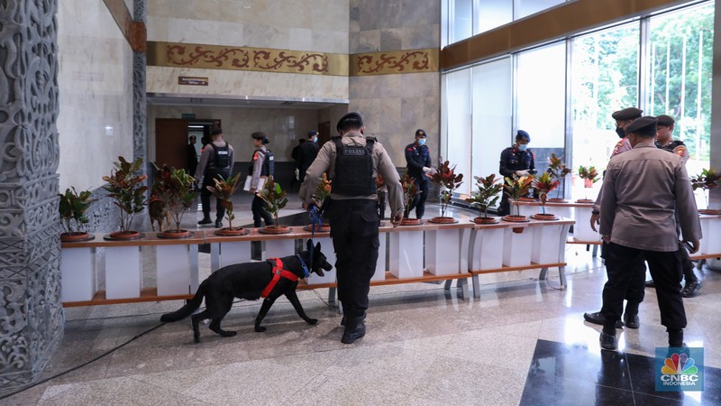 Petugas keamanan melakukan penyisiran di Jakarta Convention Center (JCC), Senayan, Jakarta, Jumat (22/12/2023). Menjelang debat Cawapres yang berlangsung pada pukul 19.00 WIB, petugas kepolisian melakukan penyisiran untuk memastikan keamanan. (CNBC Indonesia/Faisal Rahman)