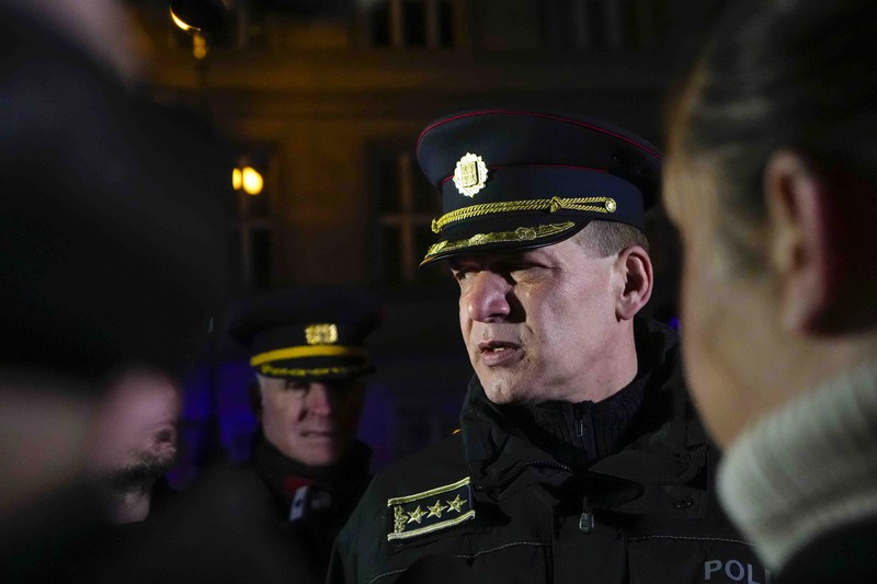 Petugas medis menunggu di dekat gedung Fakultas Filsafat Universitas Charles di pusat kota Praha, Republik Ceko, Kamis, 21 Desember 2023. Penembakan massal di pusat kota Praha menewaskan beberapa orang dan melukai lainnya, dan orang yang melepaskan tembakan juga tewas, Ceko kata polisi dan layanan penyelamatan kota pada hari Kamis. (AP Photo/Petr David Josek)