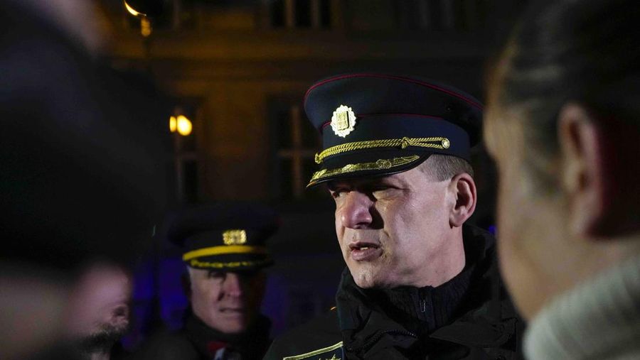 Petugas medis menunggu di dekat gedung Fakultas Filsafat Universitas Charles di pusat kota Praha, Republik Ceko, Kamis, 21 Desember 2023. Penembakan massal di pusat kota Praha menewaskan beberapa orang dan melukai lainnya, dan orang yang melepaskan tembakan juga tewas, Ceko kata polisi dan layanan penyelamatan kota pada hari Kamis. (AP Photo/Petr David Josek)