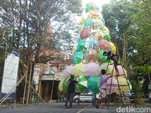 Pesan Damai Pemilu di Balik Pohon Natal Payung Warna-warni Klaten
