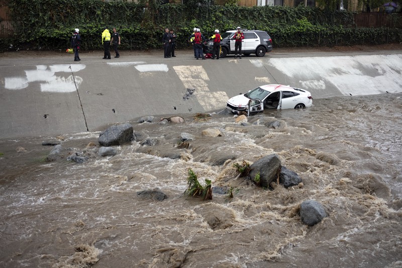 Air banjir mencapai puncak rambu jalan dekat jembatan layang saat hujan turun, Kamis, 21 Desember 2023, di Santa Barbara, California. Air banjir mencapai puncak rambu jalan dekat jembatan layang saat hujan turun, Kamis, 21 Desember 2023, di Santa Barbara, California. (AP Photo/Eugene Garcia)