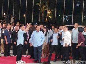 Mayor Teddy Dampingi Prabowo di Debat Cawapres, Pakai Kemeja Putih
