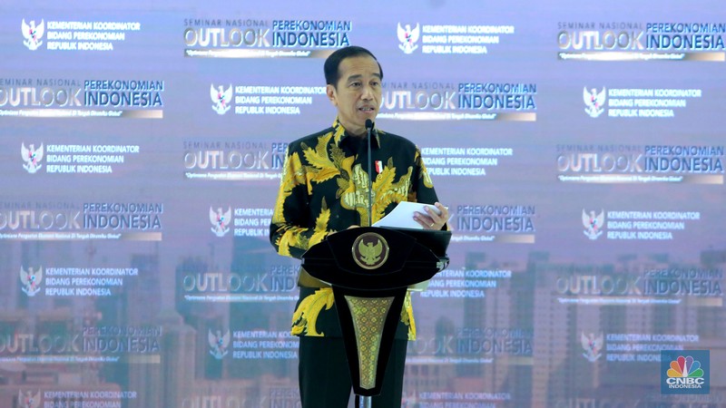 Diskusi pertama dalam Seminar Nasional Outlook Perekonomian Indonesia 2024 dengan tema 