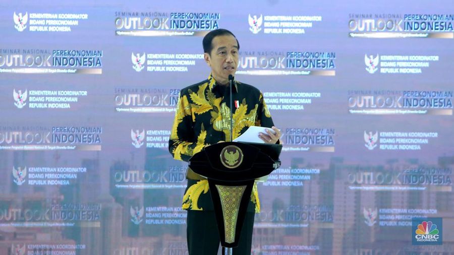 Diskusi pertama dalam Seminar Nasional Outlook Perekonomian Indonesia 2024 dengan tema 