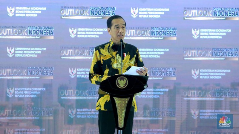 Diskusi pertama dalam Seminar Nasional Outlook Perekonomian Indonesia 2024 dengan tema 