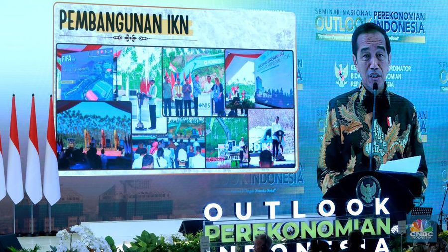 Presiden Joko Widodo menyampaikan sambutan dalam Seminar Nasional Outlook Perekonomian Indonesia 2024 dengan tema 