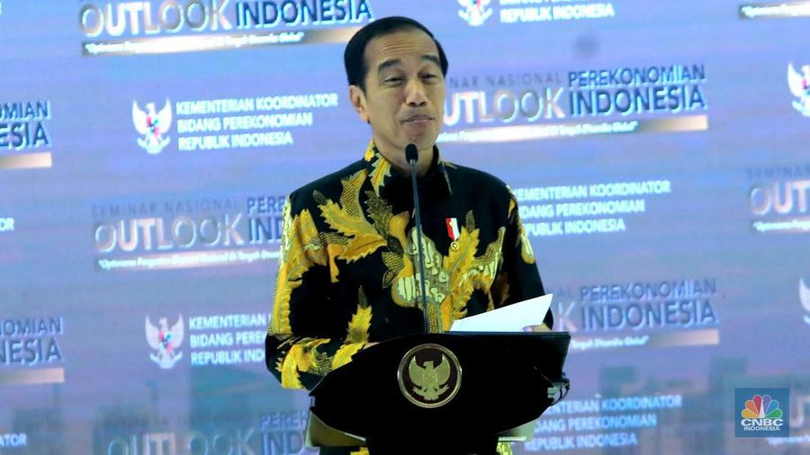 Presiden Joko Widodo menyampaikan sambutan dalam Seminar Nasional Outlook Perekonomian Indonesia 2024 dengan tema 