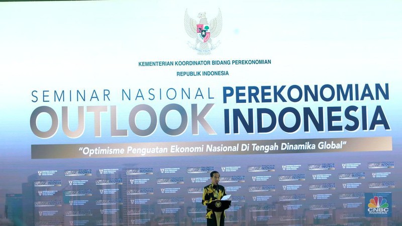 Diskusi pertama dalam Seminar Nasional Outlook Perekonomian Indonesia 2024 dengan tema 