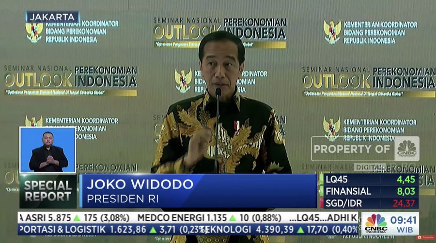 Presiden Joko Widodo menyampaikan sambutan dalam Seminar Nasional Outlook Perekonomian Indonesia 2024 dengan tema 