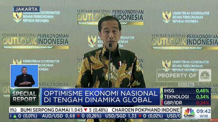Presiden Joko Widodo menyampaikan sambutan dalam Seminar Nasional Outlook Perekonomian Indonesia 2024 dengan tema 