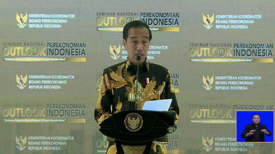 Presiden Joko Widodo menyampaikan sambutan dalam Seminar Nasional Outlook Perekonomian Indonesia 2024 dengan tema 