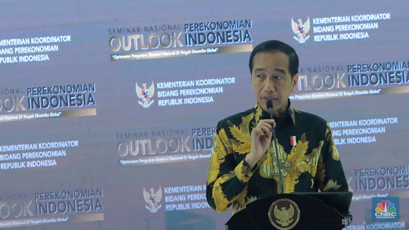 Diskusi pertama dalam Seminar Nasional Outlook Perekonomian Indonesia 2024 dengan tema 