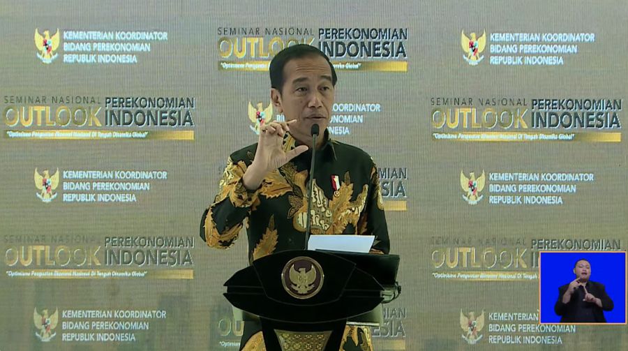Presiden Joko Widodo menyampaikan sambutan dalam Seminar Nasional Outlook Perekonomian Indonesia 2024 dengan tema 