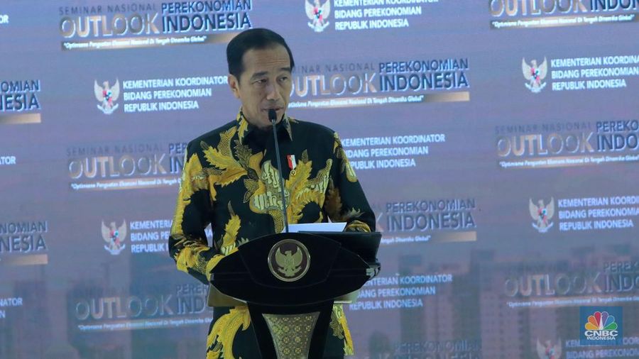 Presiden Joko Widodo menyampaikan sambutan dalam Seminar Nasional Outlook Perekonomian Indonesia 2024 dengan tema