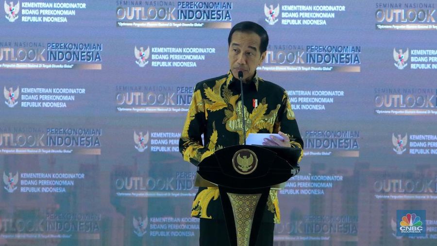Presiden Joko Widodo menyampaikan sambutan dalam Seminar Nasional Outlook Perekonomian Indonesia 2024 dengan tema Presiden Joko Widodo menyampaikan sambutan dalam Seminar Nasional Outlook Perekonomian Indonesia 2024 dengan tema